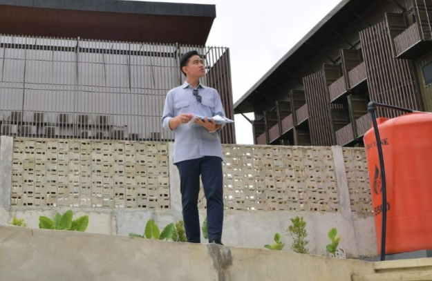 吉布兰鼓励大学生参观新首都