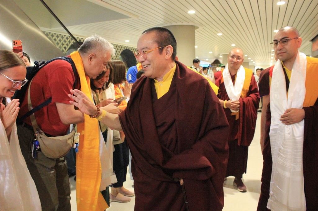 上师金刚持尊胜慈尊广定大司徒巴抵达印尼