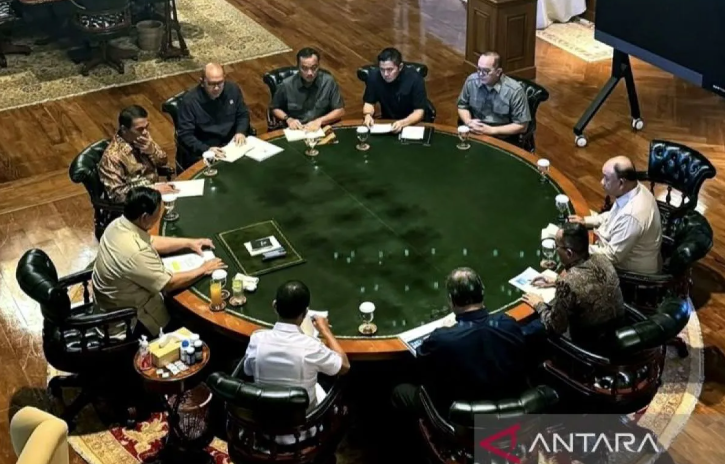 普拉博沃与几位内阁成员举行有限会议