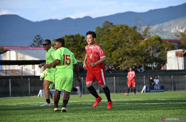 吉布兰在瓦梅纳与学生进行足球友谊赛 