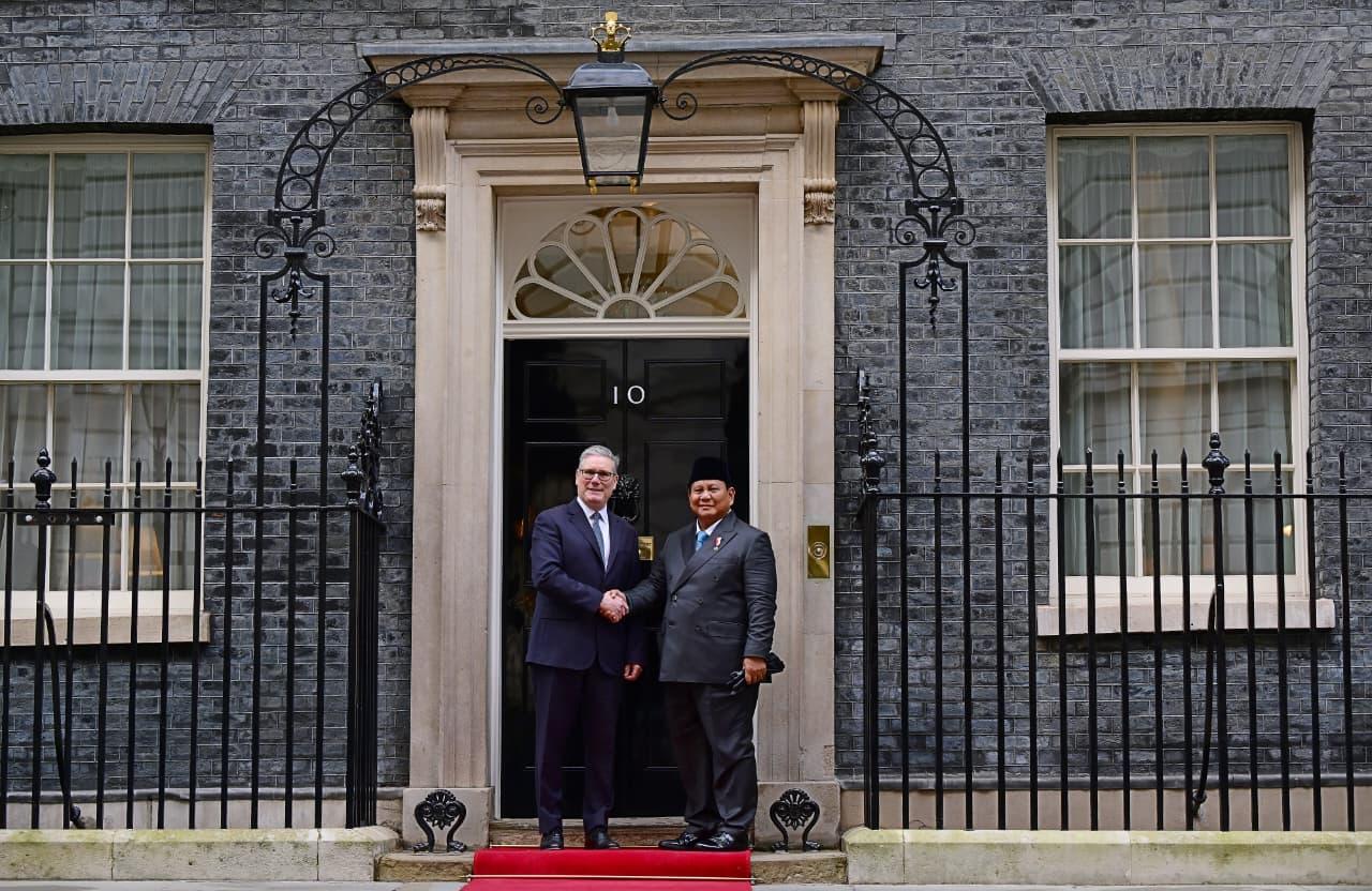 普拉博沃与英国首相斯塔默举行会晤 