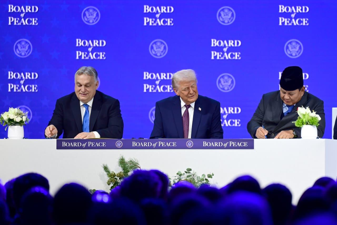 普拉博沃在达沃斯签署和平委员会宪章