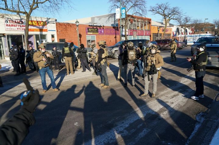 美国移民官员在明尼阿波利斯遭人群围堵 