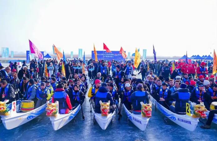 近800人齐聚宁夏银川冰湖竞逐冰上龙舟