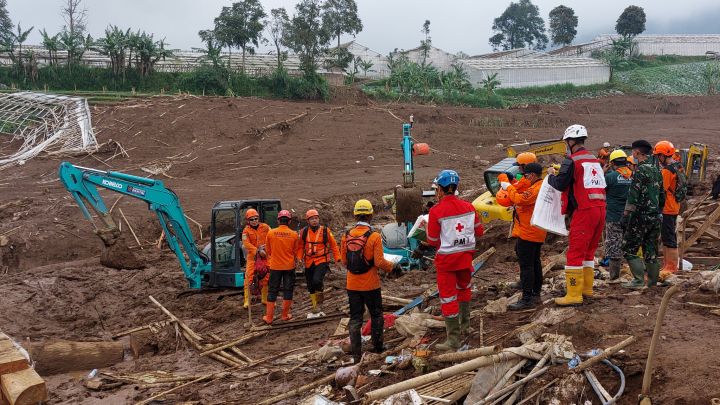 芝萨鲁瓦山体滑坡：联合搜救队增派设备