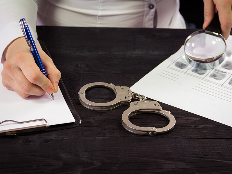 警方调查非法操纵股价案，指定五名嫌疑人