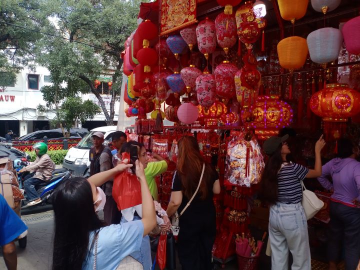 农历新年临近，雅加达草铺人潮涌动 