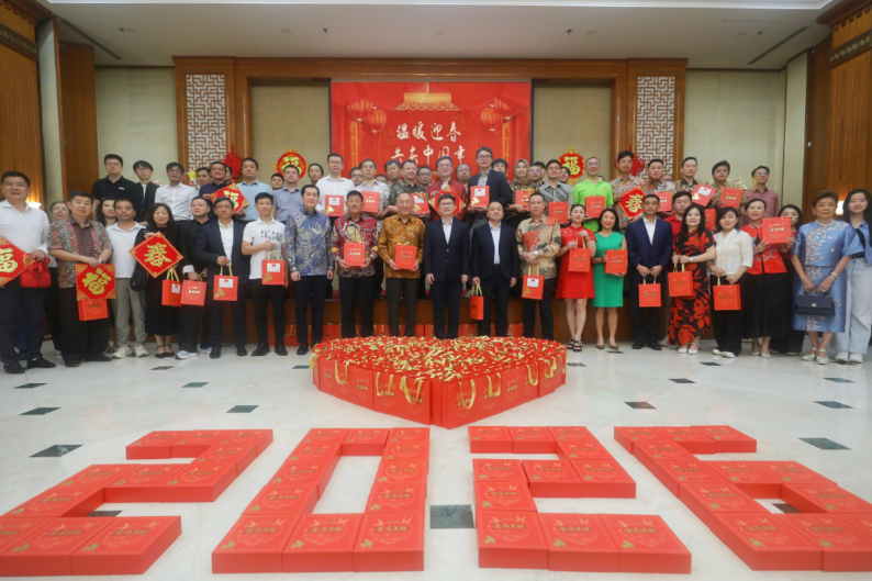 中国驻印尼使馆举办“新春暖心包”发放活动