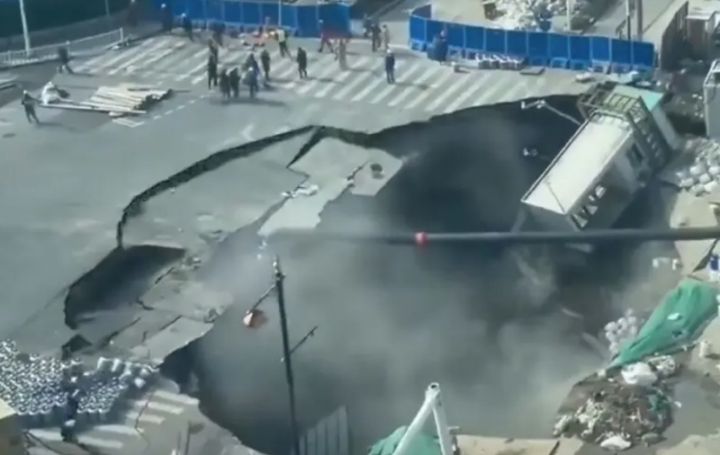 上海一路口发生塌陷，无人员伤亡