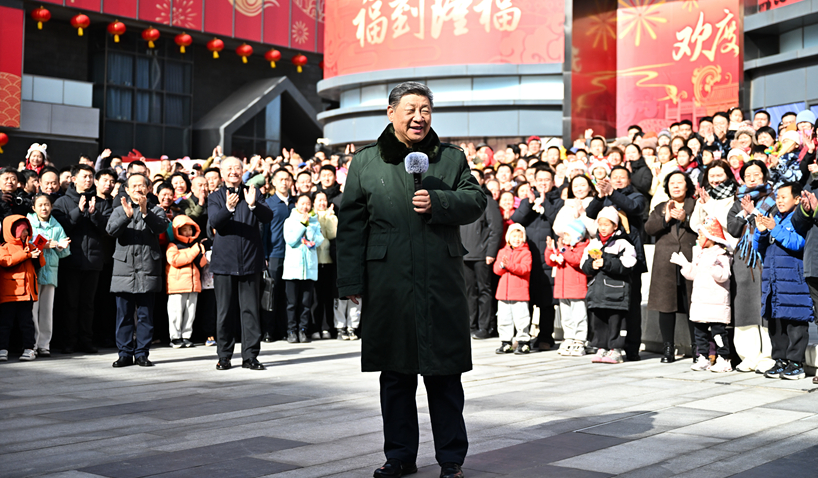 习近平春节前夕在北京看望市民及基层工作人员