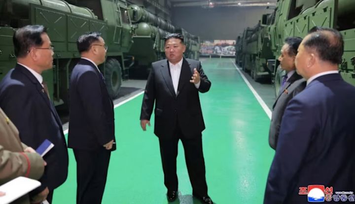 金正恩展示可搭载核弹头多管火箭系统