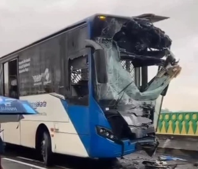 TransJakarta巴士相撞事故致23人受伤 