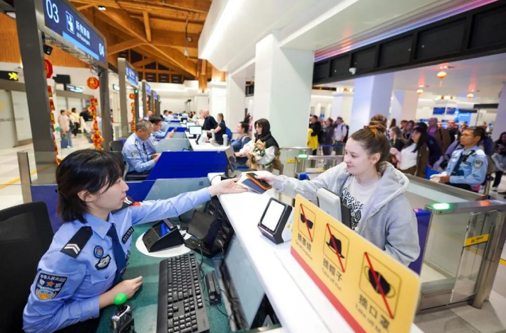 中国史上最长春节黄金周带动假日经济消费热潮 