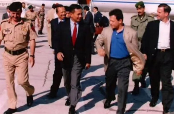 内阁秘书分享普拉博沃与阿卜杜拉二世青年时期合影