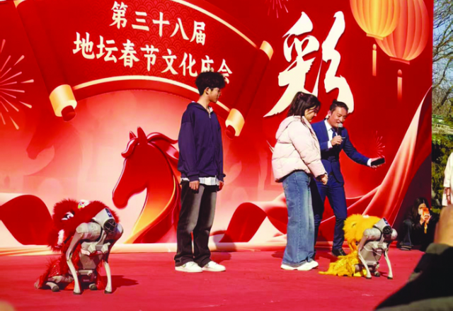 北京春节集市人形机器人登台表演