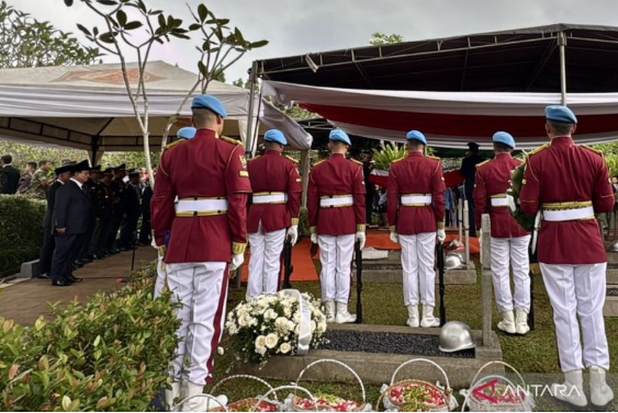 普拉博沃主持前副总统特里·苏特里斯诺军葬 