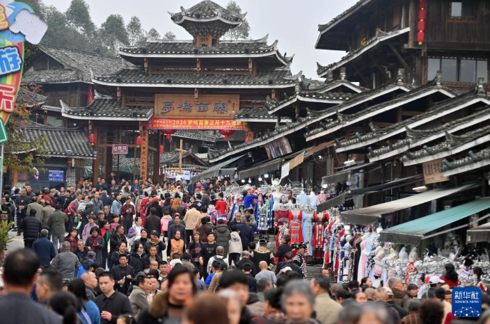 广西苗寨欢庆坡会节 千人共舞芦笙迎春