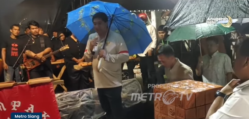 政府启程24辆卡车  运输贾迪旺吉本地黏土瓦片 