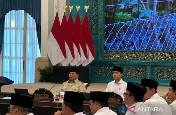 普拉博沃主持内阁全体会议 