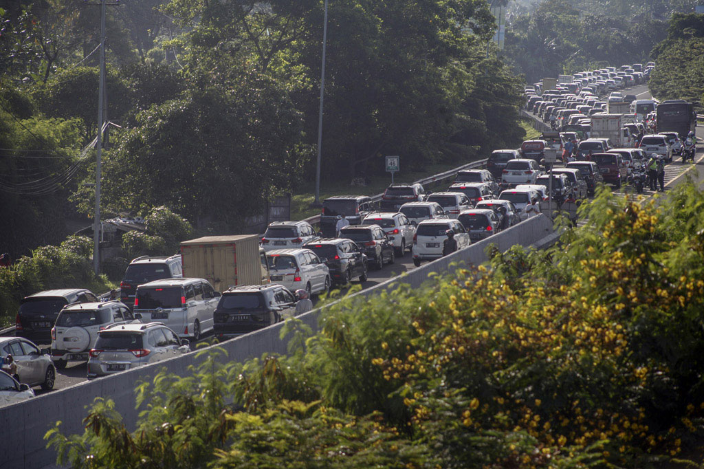 开斋节返乡潮：高速车流增加未现拥堵