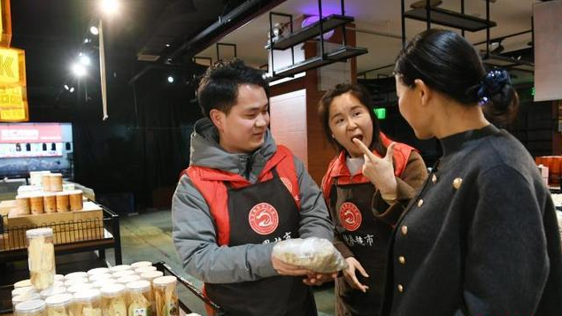 西安“无声超市”暖心服务聋哑群体  