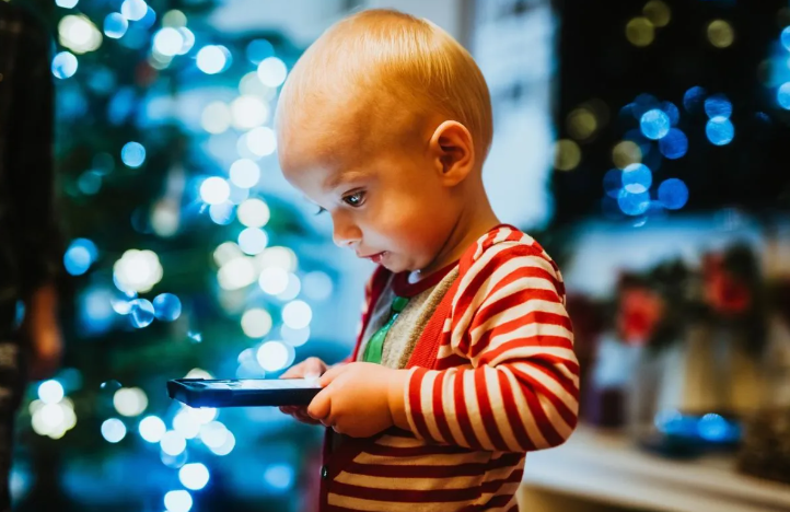 专家：过度接触电子设备影响幼儿语言能力