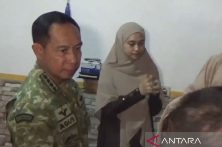 国军总司令慰问黎巴嫩维和牺牲军官家属