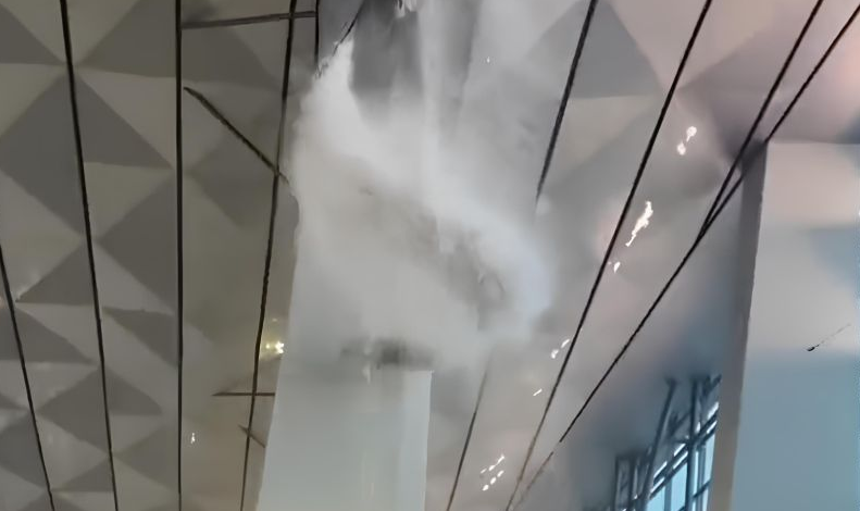 苏哈机场3号航站楼屋顶因暴雨破裂 