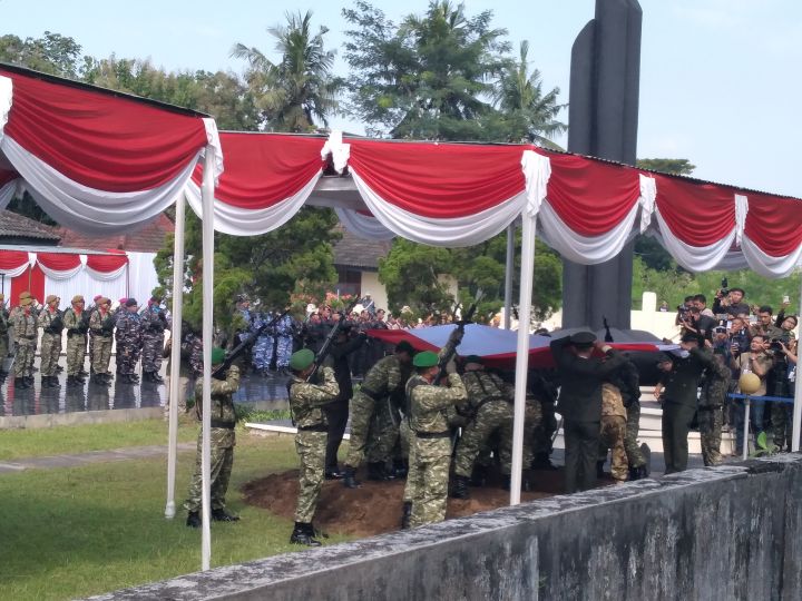 印尼三名在黎维和牺牲士兵分别安葬三地 