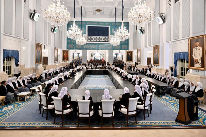 普拉博沃向学生开放总统府参观 