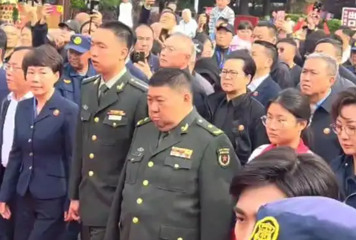 毛泽东嫡孙毛新宇携家人回韶山祭祖