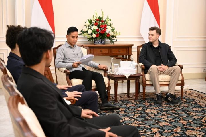 吉布兰会见美国际足球学院首席执行官亨特 