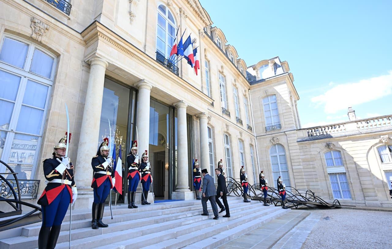 法国总统马克龙为普拉博沃举行欢迎仪式