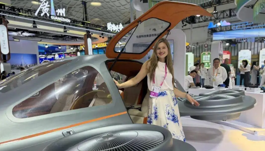 飞碟造型电动垂直起降飞行器亮相第六届消博会