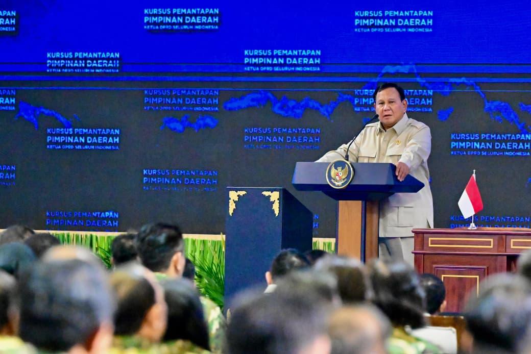 普拉博沃向全国地方议会主席发表讲话 