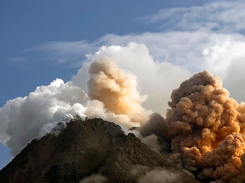 北马鲁古杜科诺火山喷发，火山灰高达1.4公里