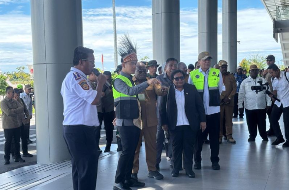 吉布兰视察中巴布亚纳比雷机场建设情况