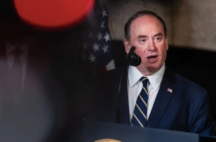 美国海军部长离职