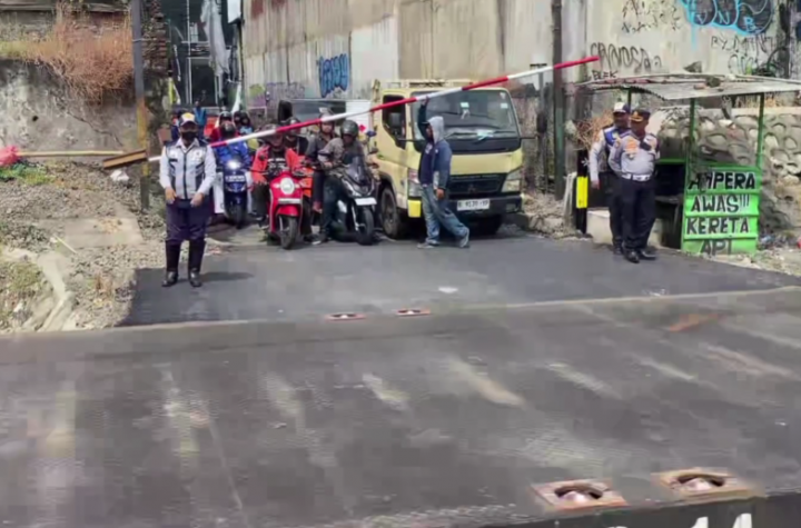 勿加西铁路道口加装拦车杆防事故