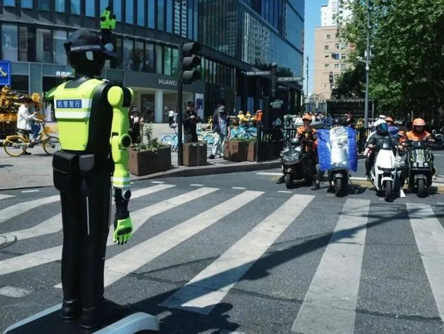 中国首支机器人交警中队正式上岗