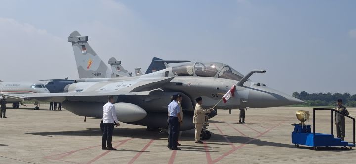 普拉博沃视察空军新型主战装备 