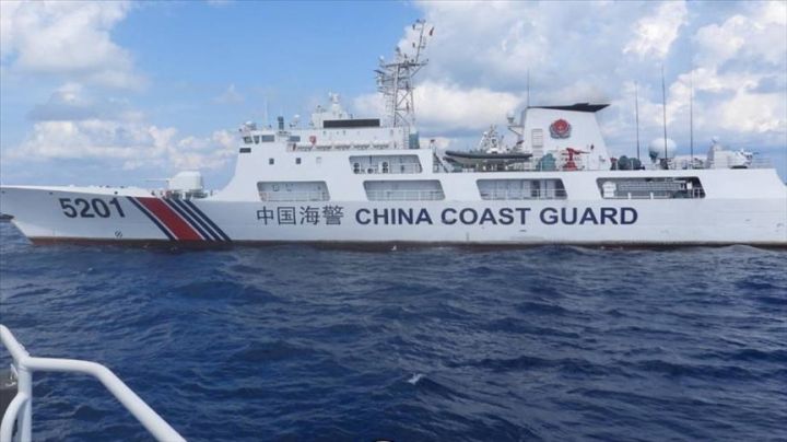中国驱逐进入南海争议海域荷兰军舰