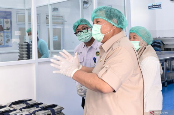 普拉博沃视察帕尔梅拉免费营养餐厨房