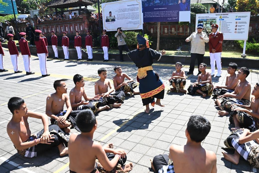 普拉博沃视察巴厘岛巴南县人民学校