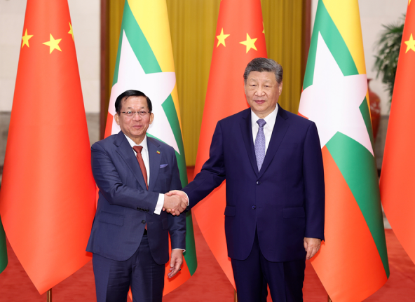 习近平会见缅甸总统敏昂莱