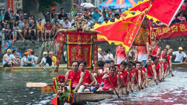 中国多地欢庆端午 龙舟盛会精彩纷呈