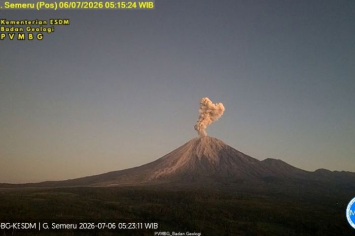 塞梅鲁火山今晨喷发，火山灰柱高达1公里