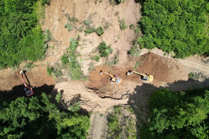 甘肃山体滑坡致21人遇难   