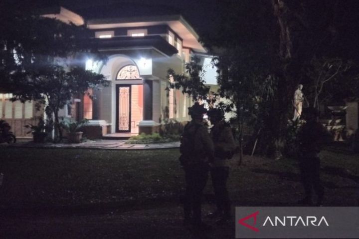 警方在仙都豪宅查获价值4760亿盾黄金及现金