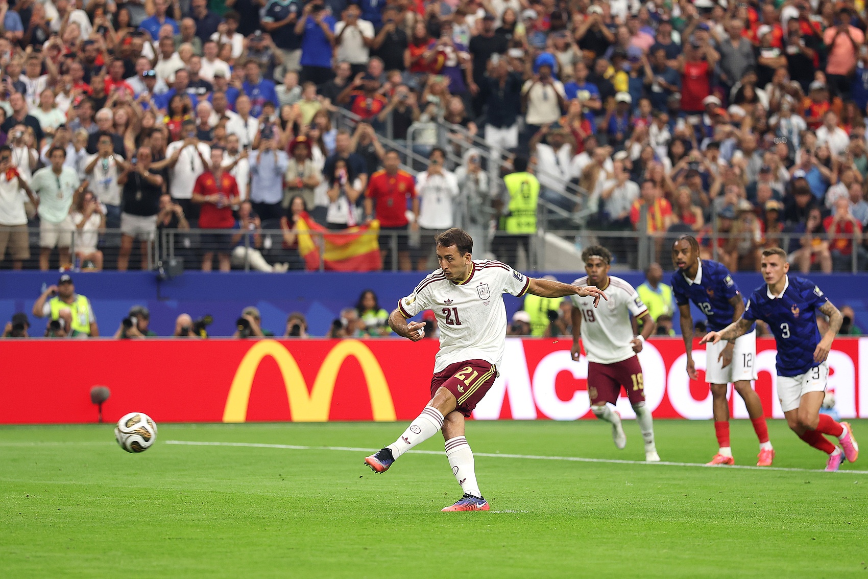 世界杯：西班牙2-0法国打进决赛